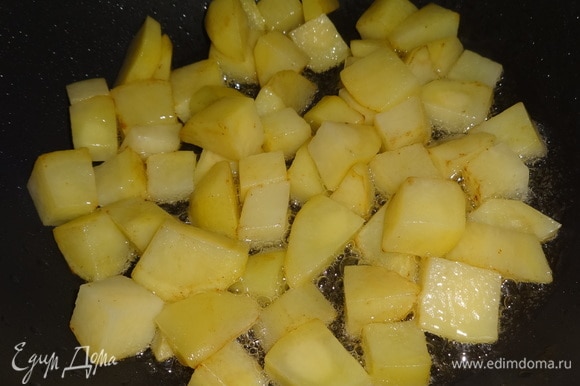В сковороду выложить картофель и обжарить, помешивая, до золотистой корочки. Обжаренный картофель (без масла) выложить в чашку.