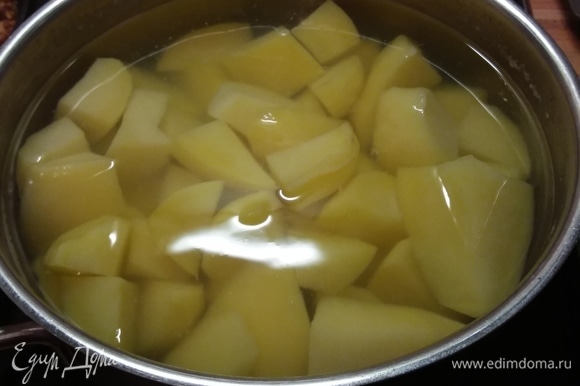 Картофель отварить, слить воду, добавить сливочное масло и размять в пюре, посолить и поперчить по вкусу, добавить мускатный орех.