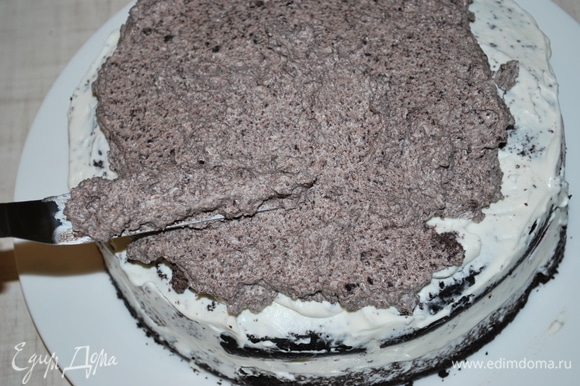 Бока и верх торта покрываем бисквитной крошкой с кремом.