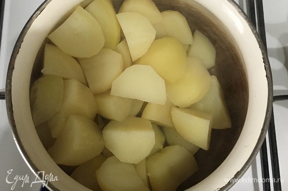 Отварить картофель и приготовить из него пюре, добавив сливочное масло и 3 ст. л. воды, в которой варился картофель.