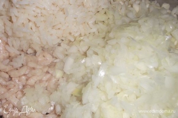 Рис отварить до полуготовности. Капусту измельчить, лук нарезать. Смешать фарш, капусту, рис и лук. Посолить, поперчить.