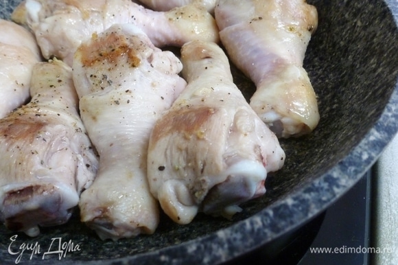 Разогреть сковороду с маслом и обжарить куриные голени до золотистой корочки. Выложить на отдельную тарелку.