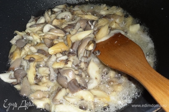 В сковороде разогреть растительное масло, положить грибы и жарить до полного испарения жидкости.