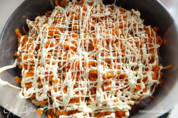 Далее идет слой моркови с майонезной сеточкой.