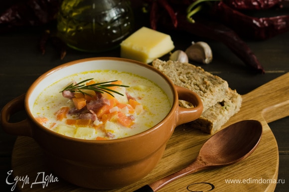 Суп разлить по тарелкам и украсить зеленью. Подавать с ломтиками поджаренного хлеба или сухариками. Приятного аппетита!