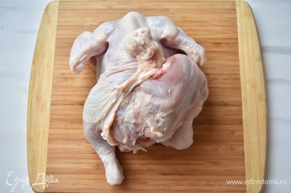 Через нижнее отверстие сначала ножом надрезать места соединения кожи с мышцами. Затем по одной освободить от кожи куриные ножки.
