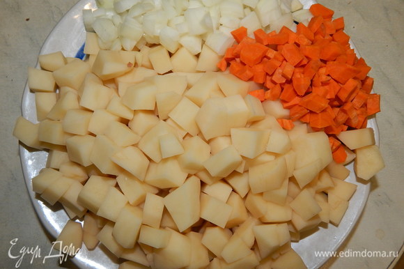 Картофель, лук и морковь почистить и нарезать небольшими кубиками.