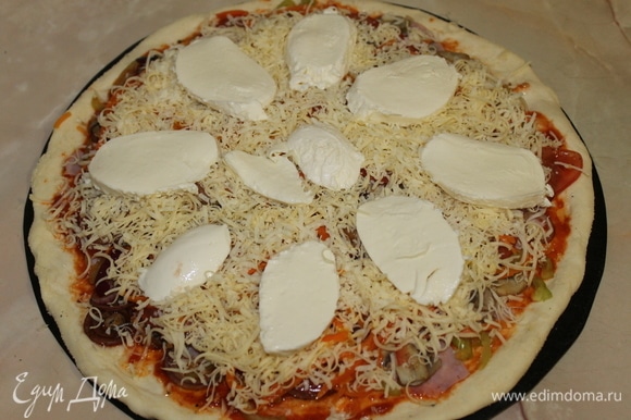 Пицца готова, отправьте ее в горячую духовку и выпекайте при максимальной температуре в течение 10–12 минут.