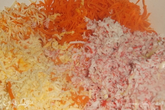 Морковь, сыр, чеснок и крабовые палочки натереть на терке. По желанию добавить соль. Заправить салат майонезом. Перемешать.