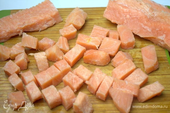 Нарезать лосося средними кубиками. Замороженную рыбу очень удобно нарезать.