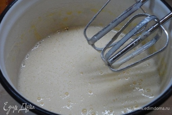 Яйца с сахаром взбивать 2 минуты. Затем влить сливки и продолжить взбивать еще пару минут.