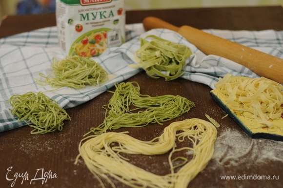 С помощью ножа, машинки или насадки нарезаем из тонких пластов теста нужные макароныю. Я сделала спагетти и тальятелле.