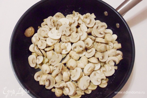 Растопить на сковороде 1 ст. л. сливочного масла, обжарить грибы с чесноком до полного испарения жидкости (примерно 5–7 минут).