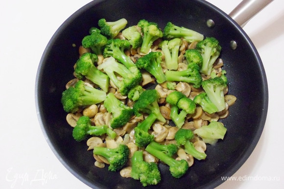 Брокколи разобрать на небольшие соцветия и добавить в сковороду.