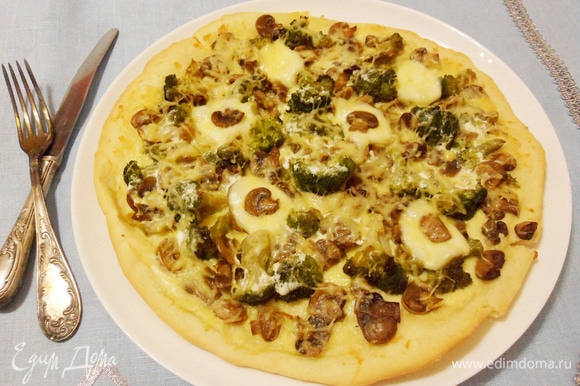 Белая пицца получается очень сочной и вкусной.