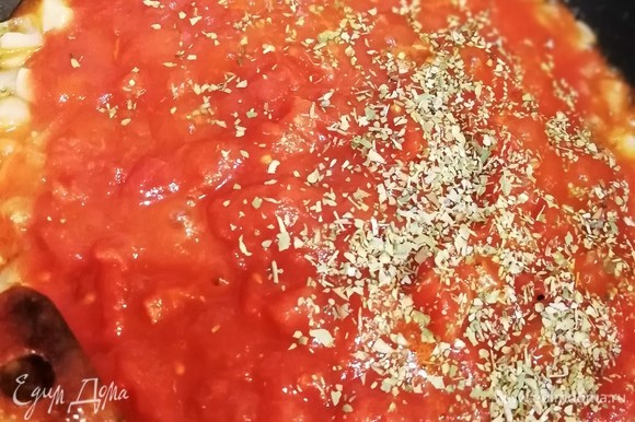 Тем временем займемся начинкой. Вначале приготовим вкусную томатную пасту. В оливковом масле пассеруем 1 луковицу, добавляем свежие или протертые консервированные томаты, прованские травы (орегано, базилик, тимьян), немного соли и провариваем массу 3 минуты.