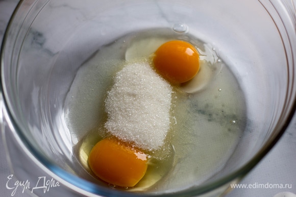 В большой миске взбить яйцо с оставшимся сахаром, добавить растопленное сливочное масло.