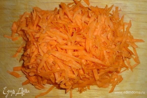 Для начинки морковь очистить, вымыть, обсушить бумажным полотенцем. Натереть морковь на крупной терке.