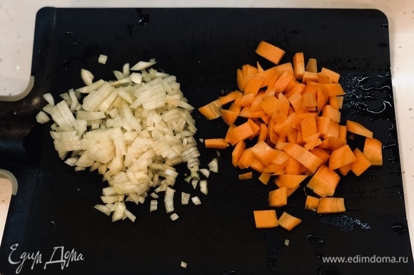 Нарезаем морковь и лук.