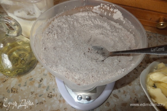 В пшеничную муку MAKFA добавляем разрыхлитель, соль, ванилин, какао-порошок. Все тщательно перемешиваем.