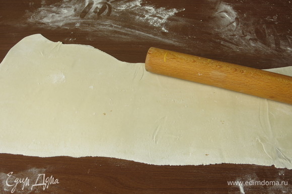 Раскатываем тесто в пласт толщиной 1,5 мм.