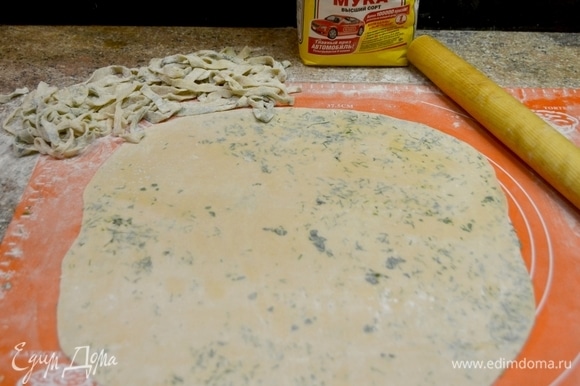 В муку пшеничную MAKFA добавляю соль, оливковое масло, яйца, замешиваю тесто, добавляю мелконарезанный укроп и немного еще вымешиваю. Когда тесто станет пластичным, оно готово. На минут 30 убираю его в холодильник. Раскатываю тесто в пласт толщиной 2 мм и режу на полоски.
