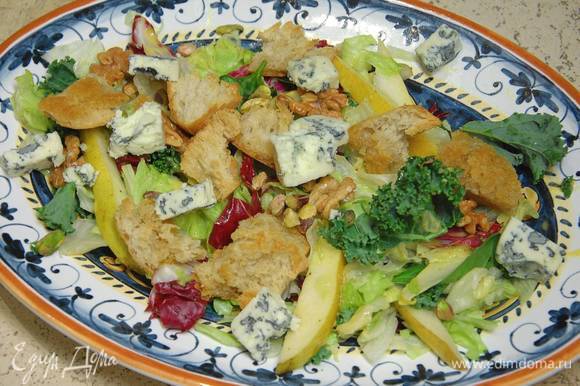 Сверху на салат выложить золотистые крутоны с грецкими орехами, посыпать все фисташками и горгонзолой.