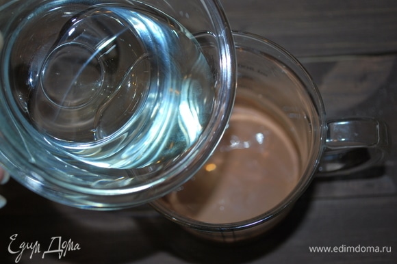 Шоколад растопить в микроволновой печи в несколько приемов (чтобы шоколад не перегреть), добавить в растопленный шоколад растительное масло, перемешать.