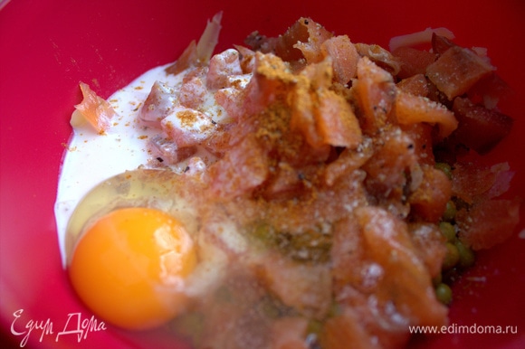 Вбить крупное яйцо, влить сливки, добавить специи по вкусу.