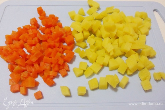 Картофель и морковь, предварительно отваренные до готовности с долькой чеснока, остудить, очистить и нарезать мелкими кубиками со стороной 5–7 мм.