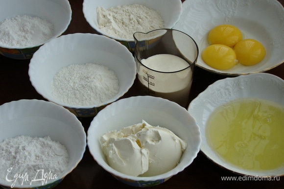 Подготовим все необходимые ингредиенты. Яйца разделить на белки и желтки. Сахарную пудру необходимо разделить на две части (25 г и 50 г).