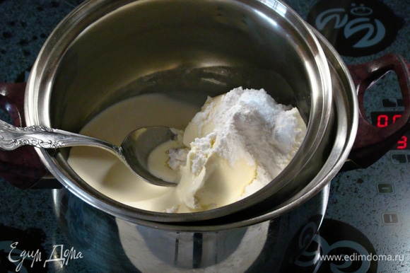 В сотейнике смешать сливки, сливочный сыр и 25 г сахарной пудры. Сотейник поставить на водяную баню и при непрерывном помешивании довести смесь до однородности. Сыр должен стать жидковатым. На это уйдет буквально 3–5 минут.