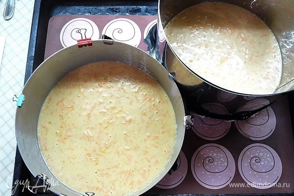 Выливаем тесто в две формы объемом 22 см. Выпекаем бисквиты в заранее разогретой духовке при температуре 170°C 35–40 минут.