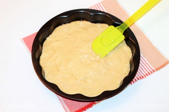 Срезаем на пакетике уголок и отсаживаем тесто на немного охлажденные яблоки. Мокрой силиконовой лопаткой подравниваем выложенное на яблоки тесто.