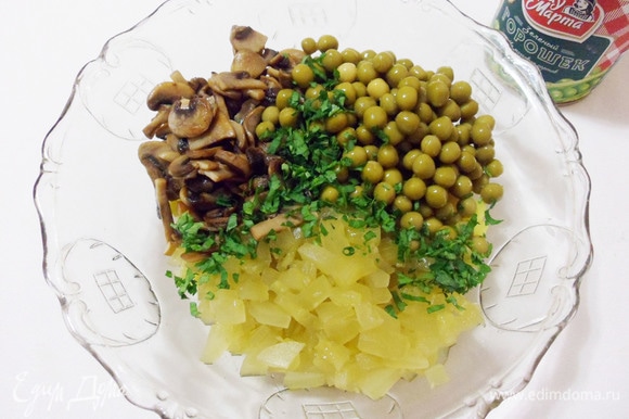 Добавить в салатник к картофелю шампиньоны, зеленый горошек, маринованные огурцы и мелконарезанные листья петрушки.
