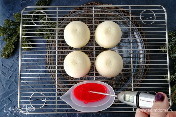 Когда глазурь достигнет температуры 32°C, можно доставать пирожные из морозилки. Кладем их на решетку, установленную на миску, чтобы туда стекала глазурь.