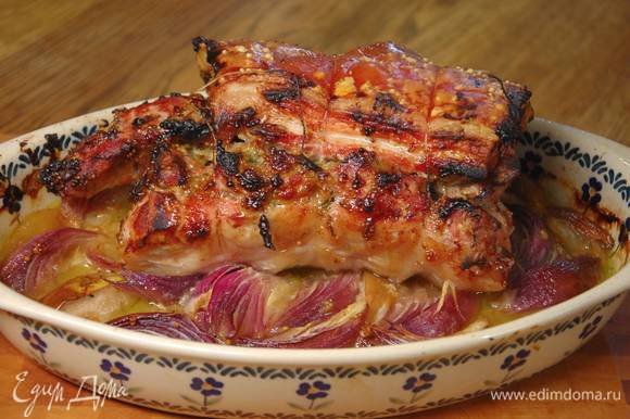 Запекать мясо 15 минут в максимально разогретой духовке, затем понизить температуру до 150°С и готовить мясо еще пару часов.