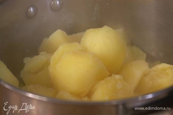 Картофель почистить и отварить до готовности, затем воду слить.