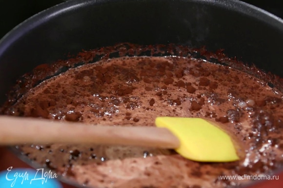 Молоко и сливки влить в кастрюлю, добавить какао и кофе, все перемешать и довести до кипения.