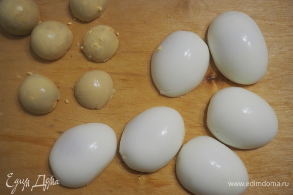 Отварные яйца разделить на белки и желтки. Желток крошим в салат, а белок трем на мелкой терке и откладываем для финального украшения.