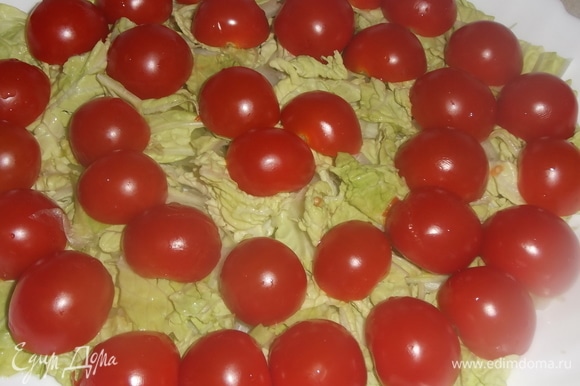 По верх уложить разрезанные пополам томаты.