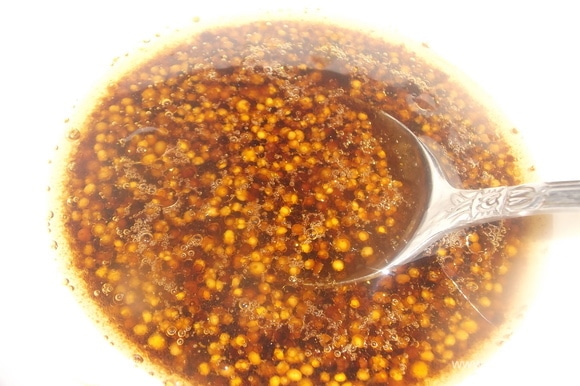 Приготовить заправку: горчицу смещать с соевым соусом, оливковым маслом и рисовым уксусом.