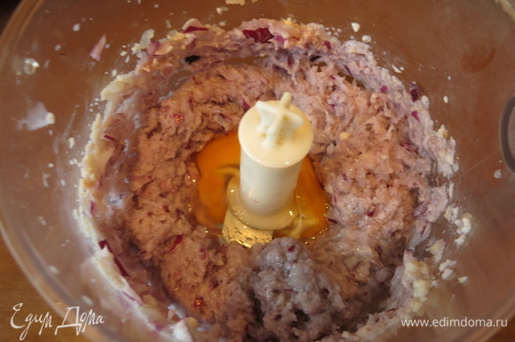 Перебиваем на процессоре филе, булку, лук, добавляем яйцо, перемешиваем, кладем соль и перец.