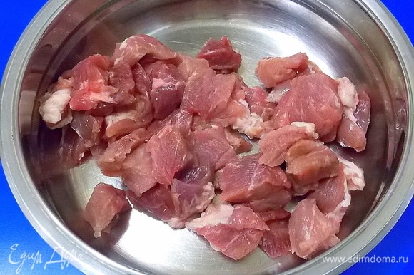 Вымыть и обсушить мясо. Порезать кусочками по 35–40 грамм.