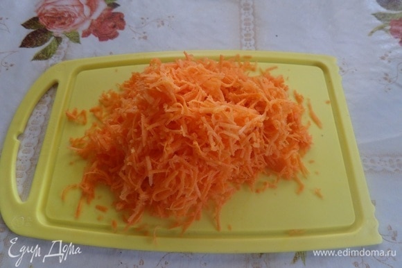 Очищаем морковь и натираем на мелкой терке.
