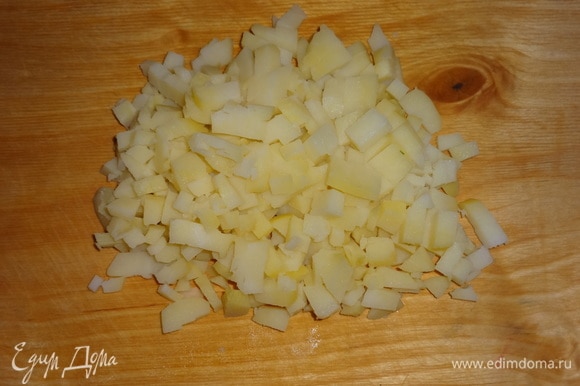 Картофель нарезать мелкими кубиками.