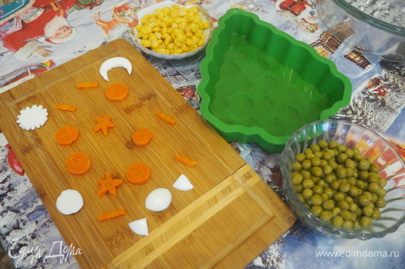 Вырезаем из овощей и яичного белка разные фигурки. Можно просто порезать на кубики.