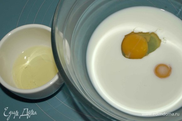 Отмеряем 200 мл молока. Одно яйцо — отделяем желток от белка. От белка отделяем 2 ч. л.