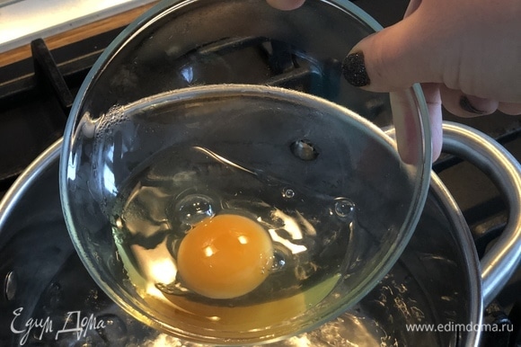 Вскипятить 1,5 литра воды. Когда вода закипит, убавить нагрев до минимума, добавить столовую ложку уксуса. Яйца разбить в отдельные чашечки и одно за другим аккуратно вылить в воду.