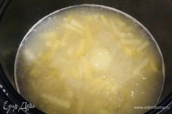 Затем добавить картофель, нарезанный соломкой, и луковицу целиком. Варить 20 минут.